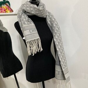 Dior Elegant Gray and Cream Scarf